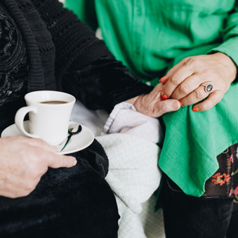 09 03 2023 Zorgpartners De Breeje Hendrick Bewoner Medewerker Koffie Handen Close Up