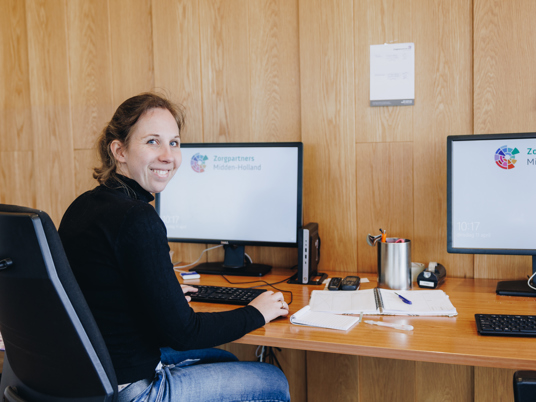 11 04 2023 ZPMH Prinsenhof Medewerker Computer Lachen Kantoor