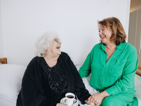 09 03 2023 Zorgpartners De Breeje Hendrick Bewoner Medewerker Lachen Kamer Koffie Zitten Bed Lachen Vasthouden