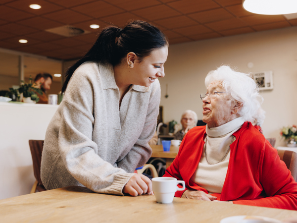 Ronssehof Bewoner Client Jongere Stagiair Lachen Interactie Praten Koffie Tafel