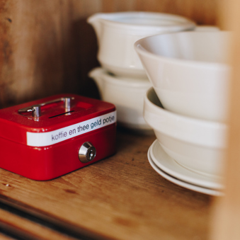 De Waterpoort Zorgpartners Geldkistje Servies Kast