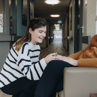 23 03 2023 De Vijverhof En De Meent Bewoner Stoel Gang Interactie