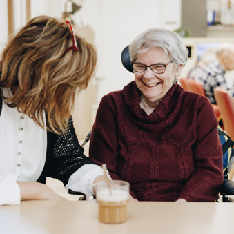 27 03 2023 De Rietkraag Souburgh Zorgpartners Bewoner Medewerker Huiskamer Lachen Koffie