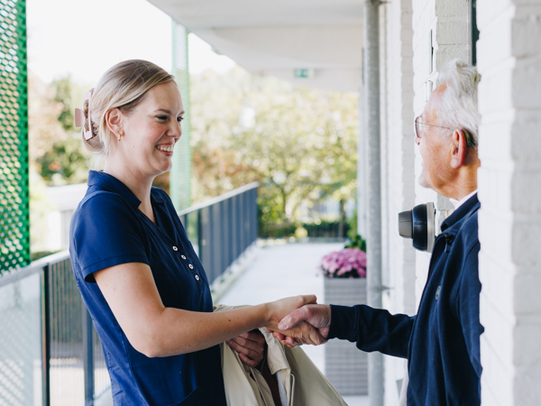 10 10 2024 Thuiszorg Medewerker Client Hand Voordeur