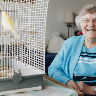 10 02 2023 Zorgpartners Savelberg Bewoner Lachen Vogelkooi Vogel