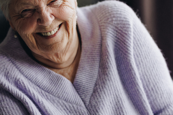 06 04 2023 ZPMH Julianastaete Lachen Staand Closeup Bewoner Vrouw Lachen