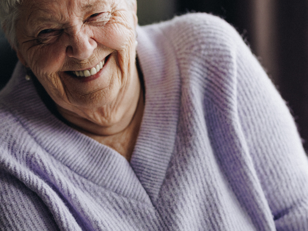 06 04 2023 ZPMH Julianastaete Lachen Staand Closeup Bewoner Vrouw Lachen