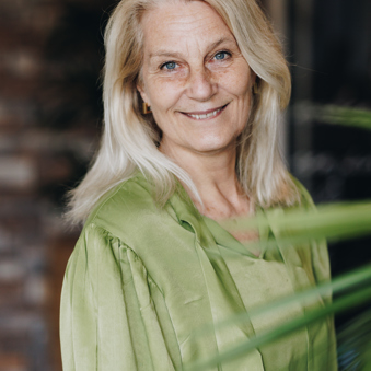 11 04 2023 ZPMH Prinsenhof Medewerker Staand Lachen