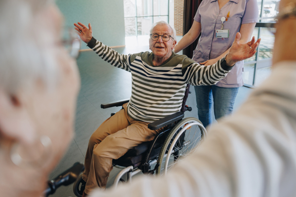 03 04 2023 Gouwestein Zorgpartners Bewoners Koppel Pasje Rolstoel Zwaaien Interactie