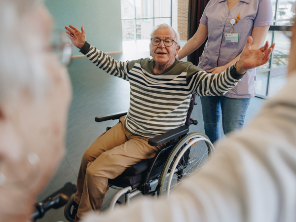 03 04 2023 Gouwestein Zorgpartners Bewoners Koppel Pasje Rolstoel Zwaaien Interactie