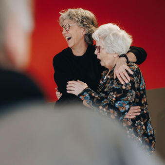 09 02 2023 Zorgpartners De Reehorst Bewoner Dochter Moeder Lachen Omhelzing