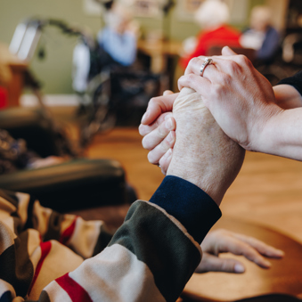 Ronssehof Activiteit Medewerker Handen Vasthouden Close Up