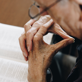 17 02 2023 Zorgpartner Slothoven Bewoner Handen Gevouwen Bijbel Zijkant
