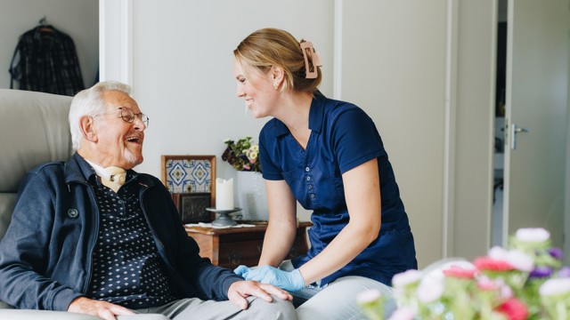 10 10 2024 Thuiszorg Medewerker Gesprek Lachen Gespiegeld
