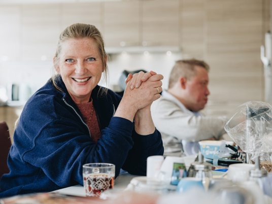 17 04 2023 Buurtpunt Karnemelksloot Lachen Vrouw Eten Tafel Bewoners Woonkamer