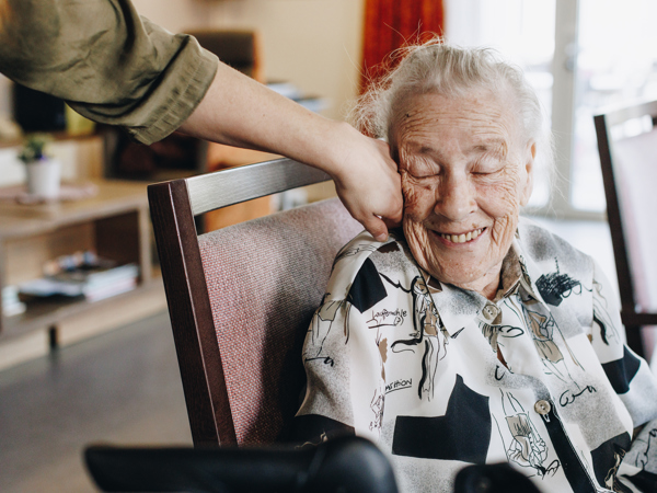 18 04 2023 Zorgpartners De Hanepraij Bewoner Lachen Tafel