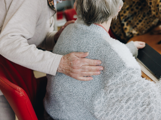06 04 2023 ZPMH Julianastaete Hand Samen Helpen Bewoner Medewerker Closeup