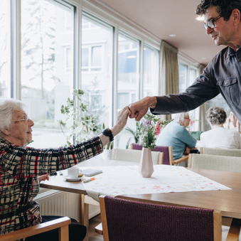 23 03 2023 De Vijverhof En De Meent Bewoner Tafel Koffie Kopje Bloemen