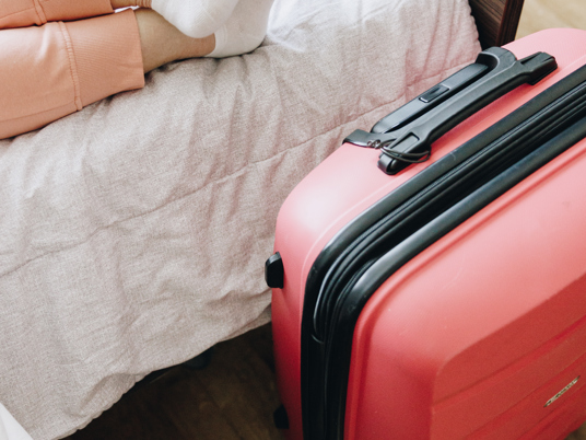 Ronssehof Revalidatie Revalideren Bed Kamer Koffer Schoenen Benen Close Up Verticaal