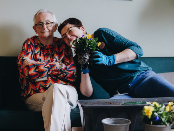 De Waterpoort Zorgpartners Bewoner Medewerker Welzijn Planten Violen Lachen Bank