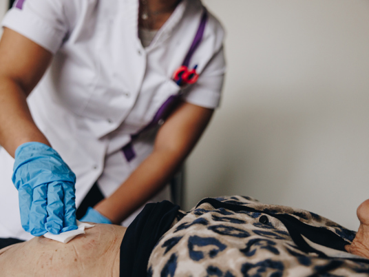 17 04 2023 Zorgpartners Thuiszorg Cliënt Stoma Vervangen Buik Verschonen Medewerker