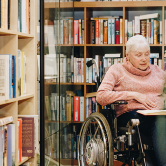 09 03 2023 Zorgpartners De Breeje Hendrick Bewoner Rolstoel Lezen Leeshoek Boeken