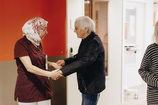 09 02 2023 Zorgpartners De Reehorst Medewerker Collega Bewoner Hand Vasthouden