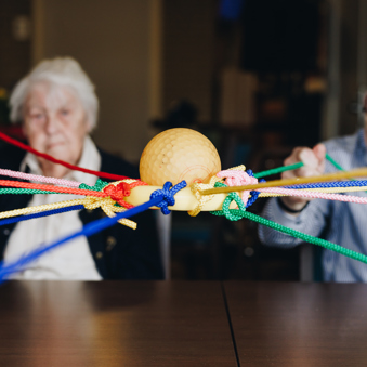 17 02 2023 Zorgpartner Slothoven Bewoners Spel Lijnen Bal Tafel Concentratie