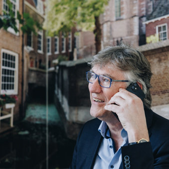 03 04 2023 Gouwestein Zorgpartners Medewerker Behandeling Bellen Computer Kantoor Lachen