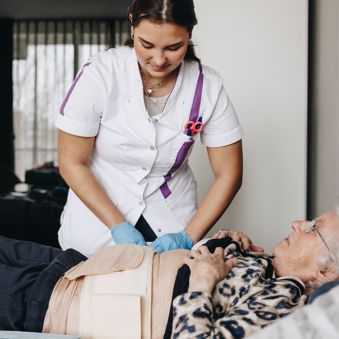 17 04 2023 Zorgpartners Thuiszorg Cliënt Bed Medewerker Stoma Vervangen Verticaal