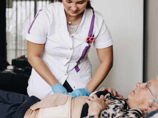 17 04 2023 Zorgpartners Thuiszorg Cliënt Bed Medewerker Stoma Vervangen Verticaal