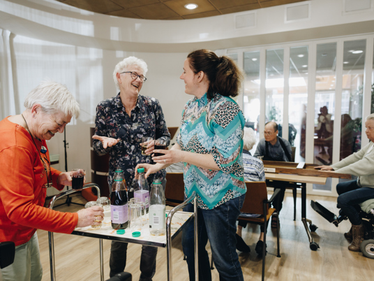 Ronsehof Medewerker Vrijwilligers Drinken Schenken Kar Lachen Interactie Activiteit Sjoelen