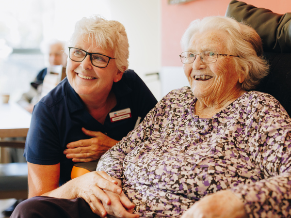 03 10 2024 De Reehorst Zorgpartners Bewoner Medewerker Liggend Handen Lachen