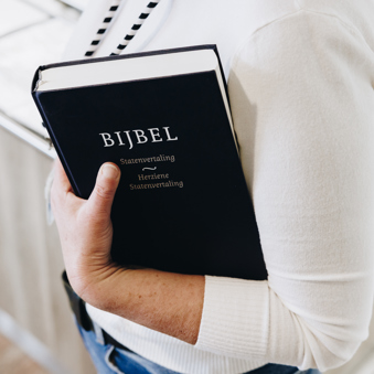 17 02 2023 Zorgpartner Slothoven Medewerker Bijbel In Hand