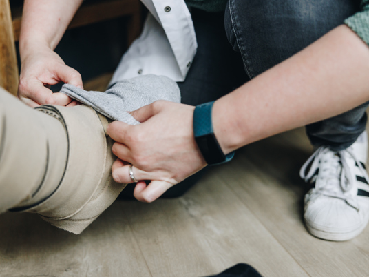 17 04 2023 Zorgpartners Thuiszorg Medewerker Kous Aantrekken Voet Closeup