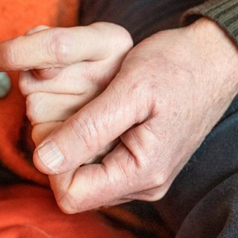 24 02 2023 Zorgpartners Prinsenhof Dementie Dzep Echtpaar Hand Vasthouden Closeup