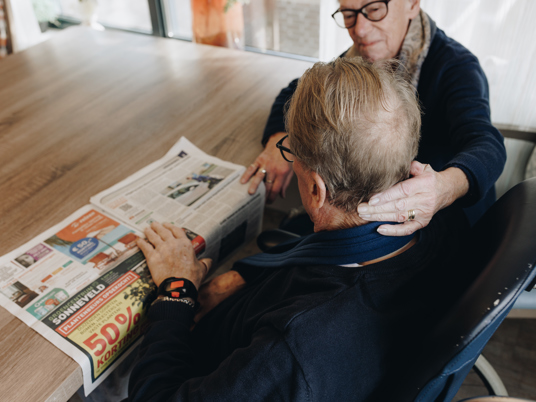 09 02 2023 Zorgpartners De Reehorst Bewoner Mantelzorger Krant Tafel Hand In Nek