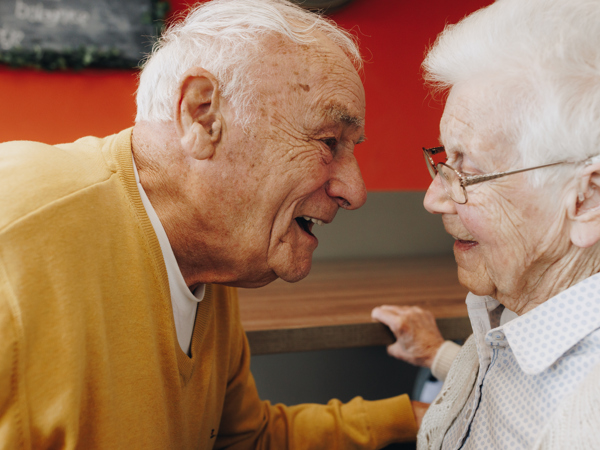 09 02 2023 Zorgpartners De Reehorst Bewoner Echtpaar Handen Vasthouden Elkaar Aankijken Close Up