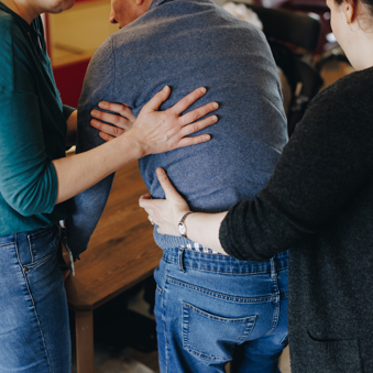 De Waterpoort Zorgpartners Bewoner Medewerker Helpen Ondersteunen Opstaan