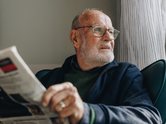 09 02 2023 Zorgpartners De Reehorst Bewoner Kamer Krant Lezen Naar Buiten Kijken