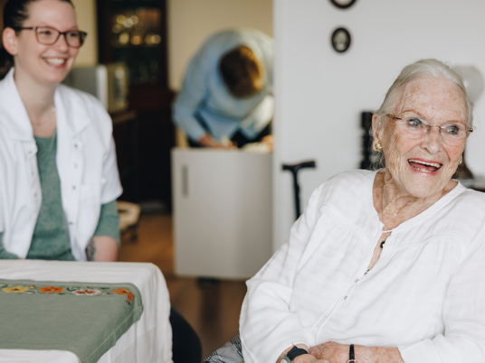 17 04 2023 Zorgpartners Thuiszorg Medewerker Cliënt Lach Samen