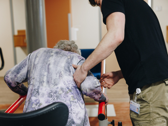 10 02 2023 Zorgpartners Savelberg Bewoner Fysiotherapeut Rolstoel Hulp Ondersteunen