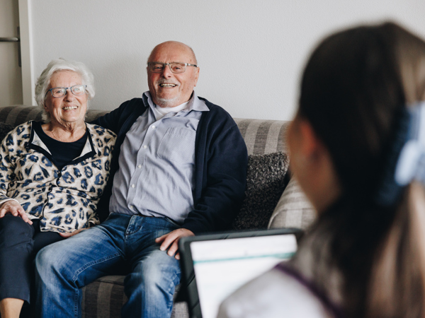 17 04 2023 Zorgpartners Thuiszorg Cliënt Echtpaar Medewerker Tablet