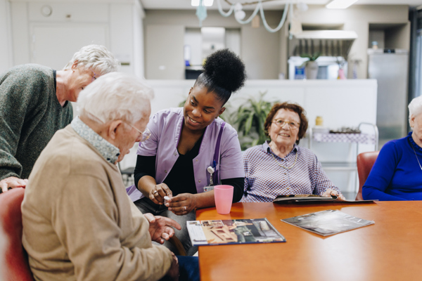 27 03 2023 De Rietkraag Souburgh Zorgpartners Interactie Bewoners Huiskamer Tafel Drinken
