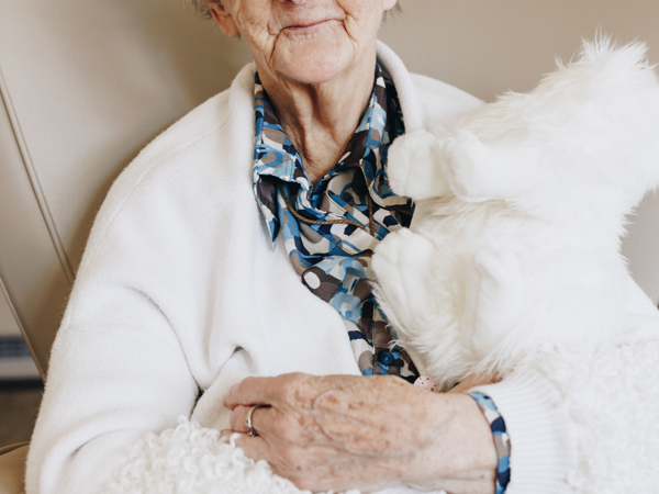 18 04 2023 Zorgpartners De Hanepraij Bewoner Stoel Knuffel