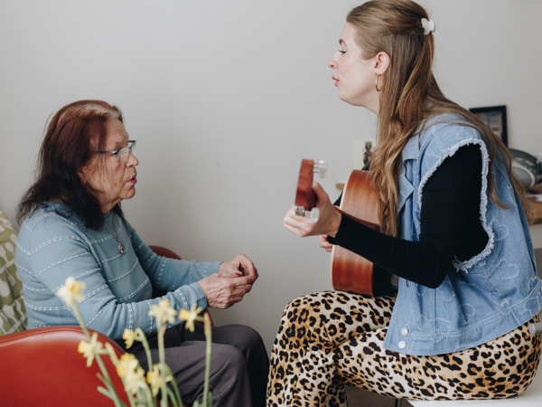18 04 2023 Zorgpartners De Hanepraij Bewoner Medewerker Kamer Interactie