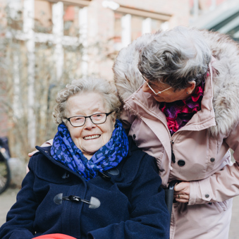 10 02 2023 Zorgpartners Savelberg Bewoner Rolstoel Medewerker Closeup