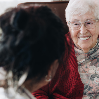 03 04 2023 Gouwestein Zorgpartners Lachen Bewoner Medewerker Samen Interactie