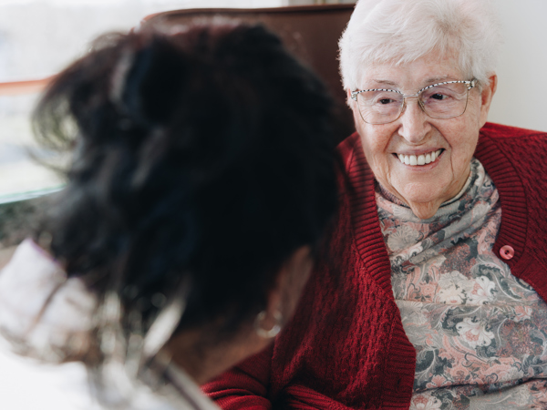 03 04 2023 Gouwestein Zorgpartners Lachen Bewoner Medewerker Samen Interactie
