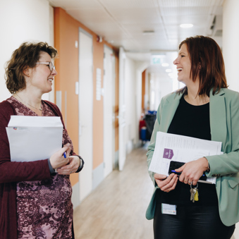 10 02 2023 Zorgpartners Savelberg Medewerkers Gesprek Lachen